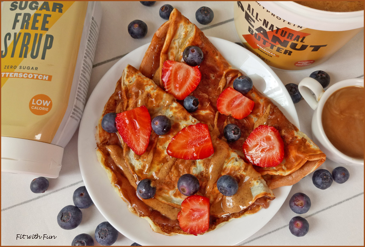 Un piatto di pancake dolci con fragole e mirtilli per una buona colazione chetogenica dolce.