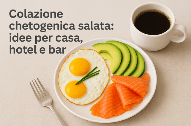 Uova, avocado e salmone su piatto da colazione con caffè nero a indicare una colazione chetogenica salata
