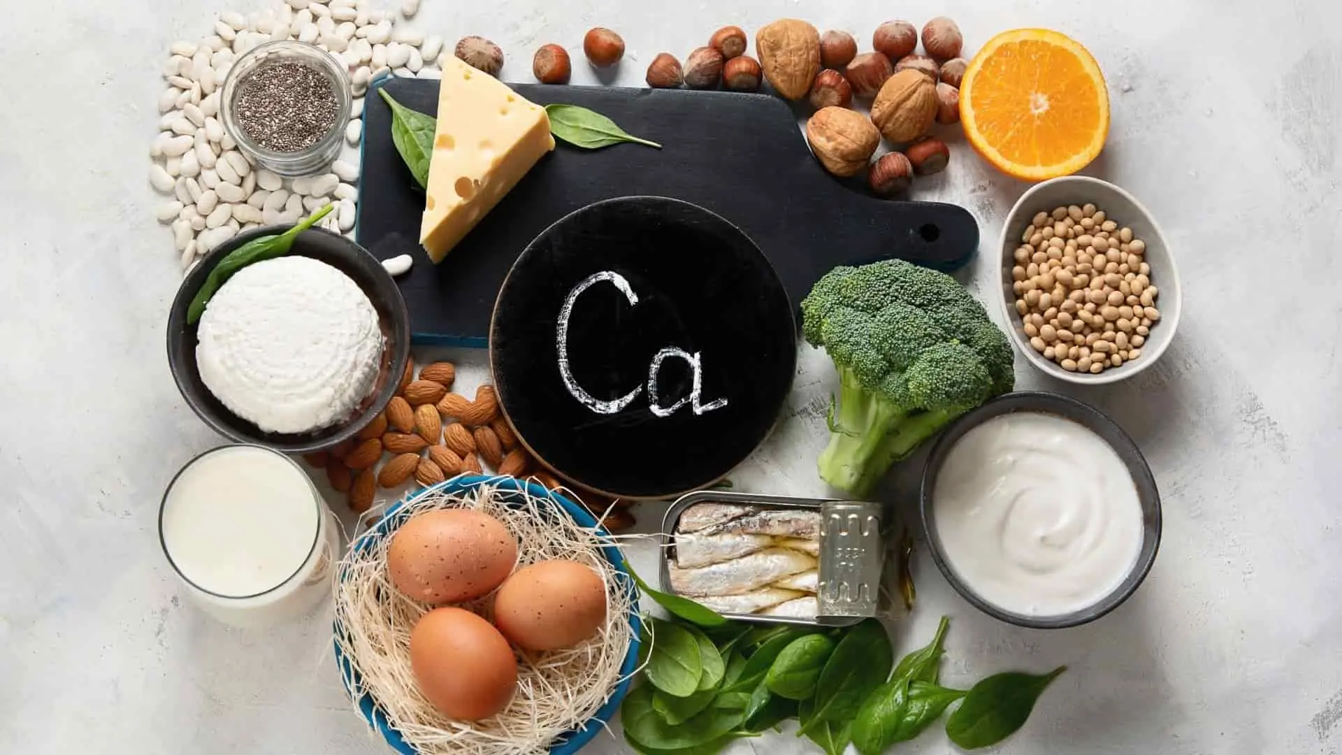 Una tavola con uova e verdure, ma soprattutto latticini, formaggi stagionati e spalmabili, alimenti ricchi di calcio.