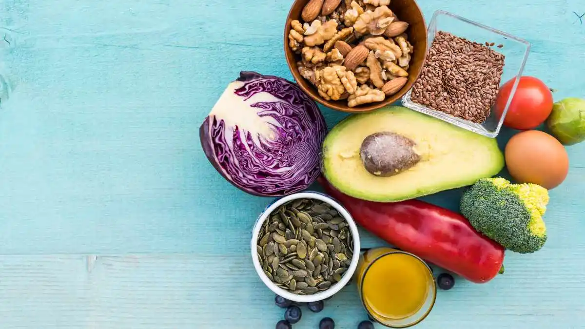Noci, avocado, peperoni e altri cibi consigliati in una dieta di mantenimento dopo una dieta chetogenica.