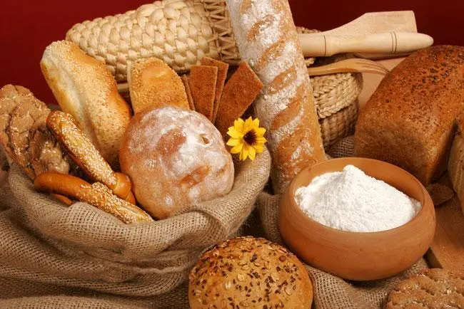 Pane bianco, farina bianca e baquette, cibi che contengono frumento e che vanno evitati con intolleranza o allergia.