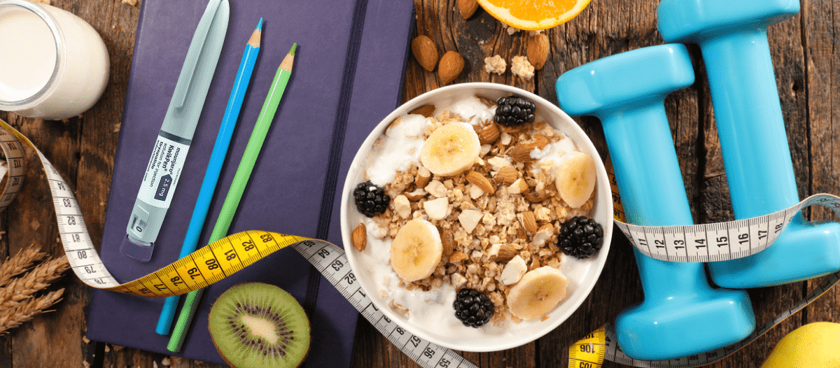 Una ciotola di avena, dei pesi e una confezione di mounjaro per iniziare bene la terapia.