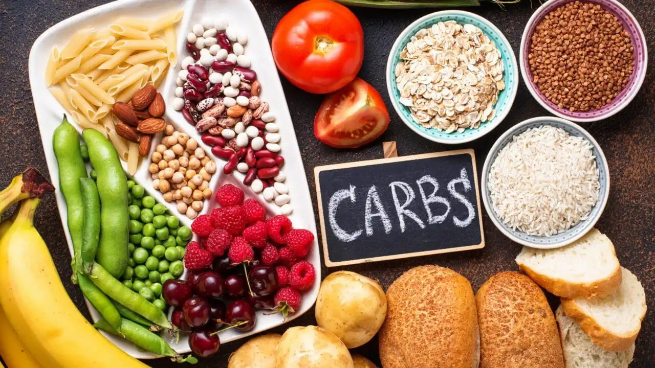 Una tavola con zuccheri, pane e pasta ad indicare i carboidrati e le calorie da inserire nella dieta dopo la fine della terapia con Mounjaro.