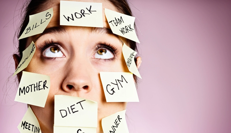 il volto di una donna ricoperto da post-it a ricordare lo stress che subisce durante una giornata e durante la terapia con mounjaro.